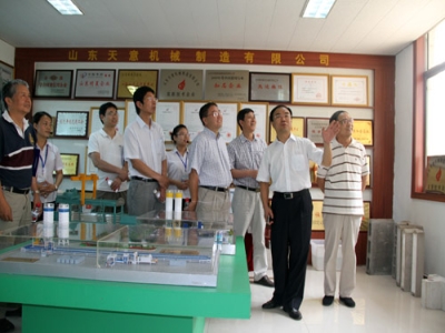 2012.7.28日山東天意兩項(xiàng)科技成果鑒定順利通過，北京領(lǐng)導(dǎo)專家，到我公司參觀指導(dǎo)
