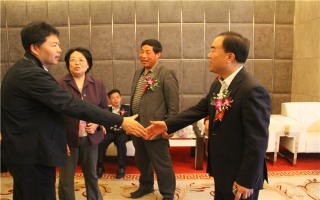 國(guó)家發(fā)展改革委資源節(jié)約與環(huán)境保護(hù)司牛波處長(zhǎng)（和劉總握手）、全國(guó)墻材革新工作委員會(huì)會(huì)長(zhǎng)滕軍力（女士）