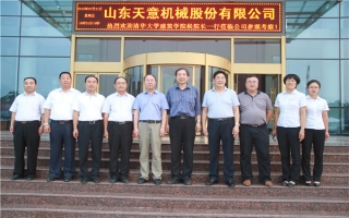 清華大學(xué)建筑設(shè)計(jì)研究院副院長(zhǎng)、研究員侯建群蒞臨