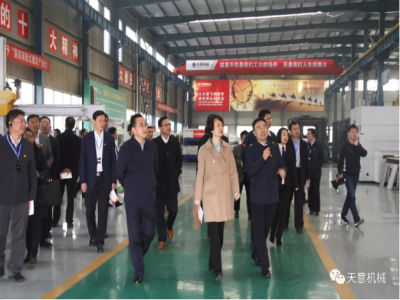 濟(jì)寧市委常委、組織部部長(zhǎng)孔凡萍帶領(lǐng)全市“兩新”組織黨建工作現(xiàn)場(chǎng)觀摩團(tuán)蒞臨天意機(jī)械調(diào)研指導(dǎo)